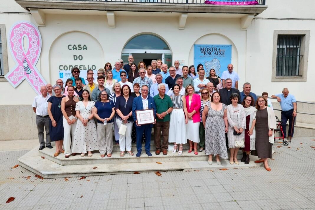 foto de familia do nomeamento de Marcial Mouzo como fillo predilecto de Camariñas