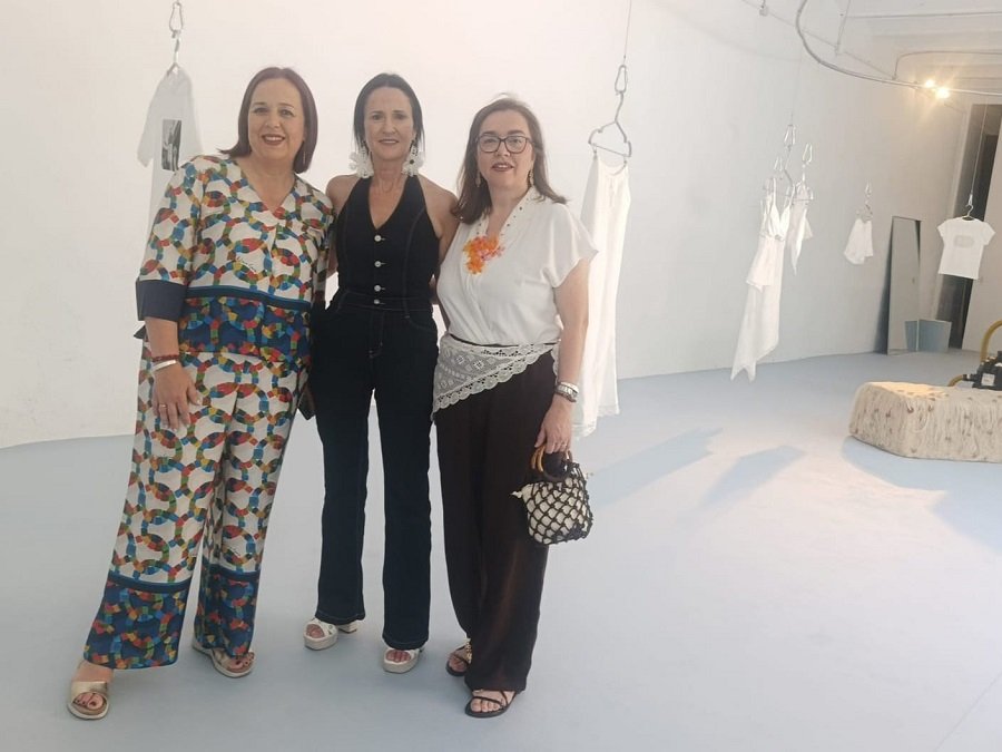 La alcaldesa de Camariñas, Sandra Insua, la edila Encarna Liñeiro y la responsable de la Mostra do Encaixe, Dolores Lema