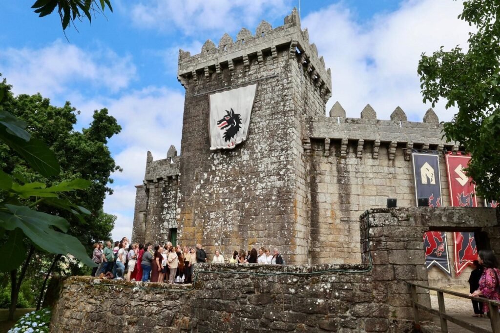 – O Castelo de Vimianzo acolleu esta mañá o acto de baixada
do pendón dos Moscoso,