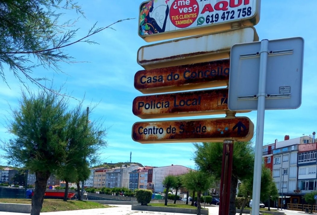 sinaléctica deteriorada en Muxía